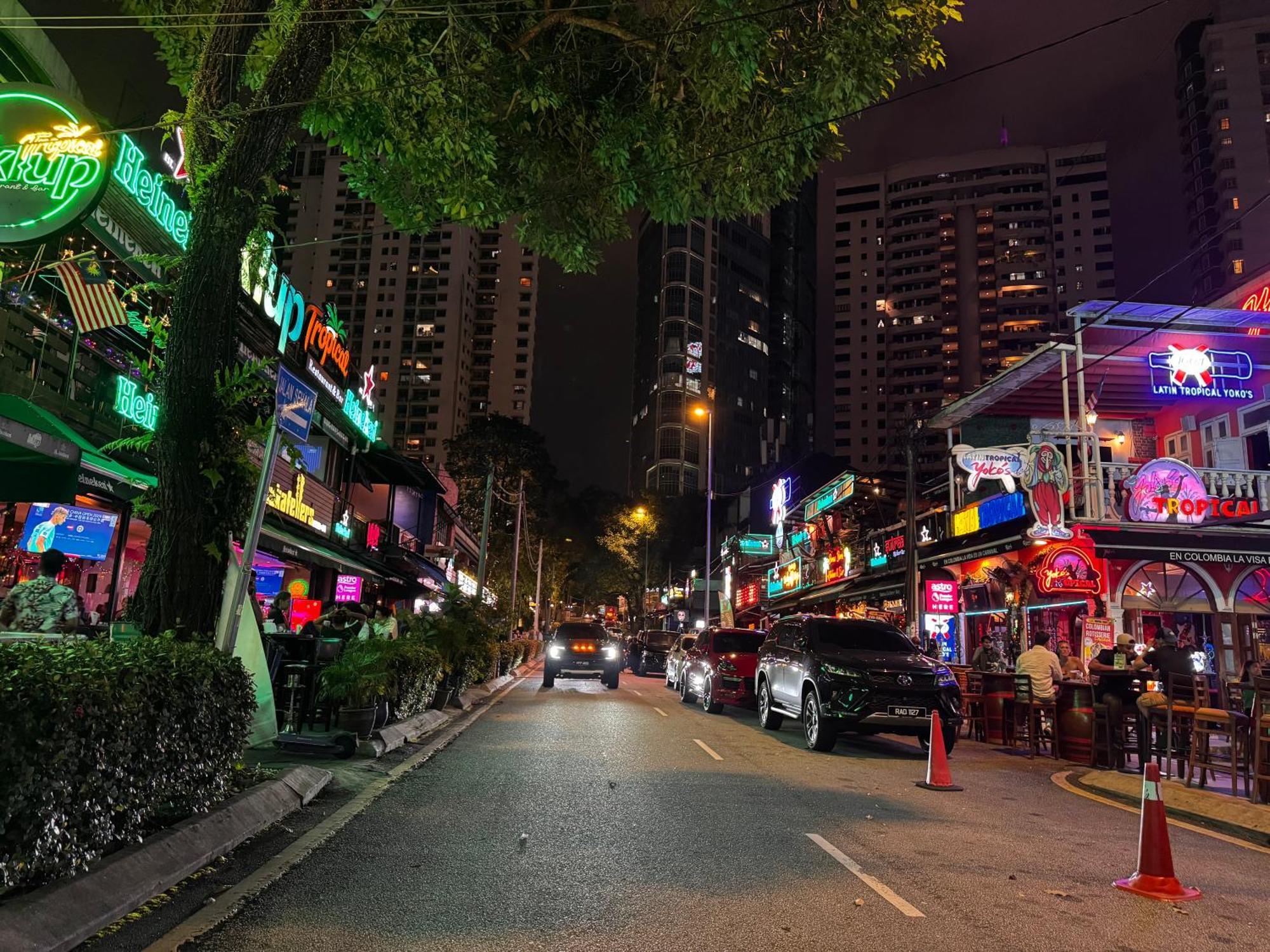 126 Bukit Ceylon 5 Minutes To Jalan Alor Pavilion Bukit Bintang 2r2b 8pax *
