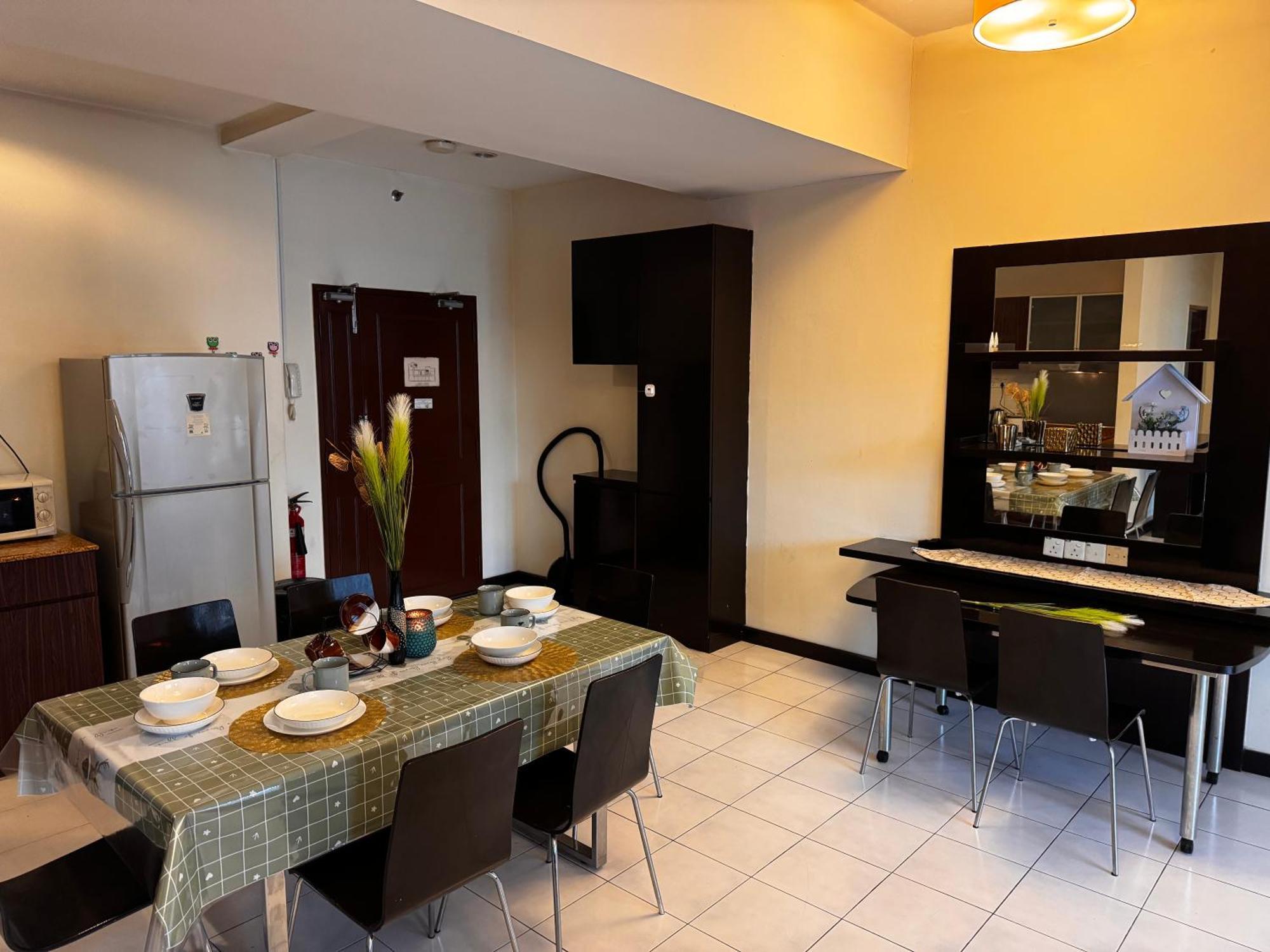 126 Bukit Ceylon 5 Minutes To Jalan Alor Pavilion Bukit Bintang 2r2b 8pax